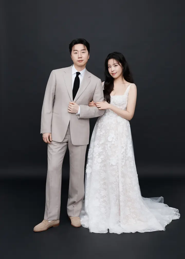 차분한 배경 앞의 예비 부부